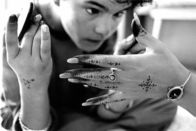 henné coutumes et traditions de mariage, photographies sur le quotidien d´une famille tunisienne, l´intimité de l´univers clos des femmes arabes