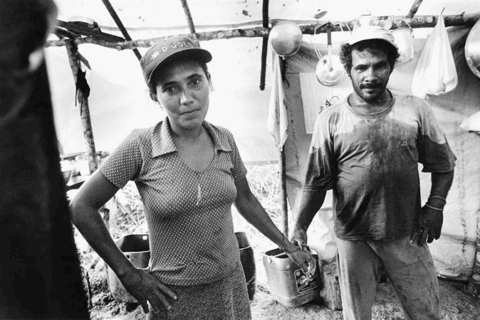 chercheur d´or et cuisinière dans un campement, projet photographique sur le quotidien des garimpeiros en Amazonie brésilienne