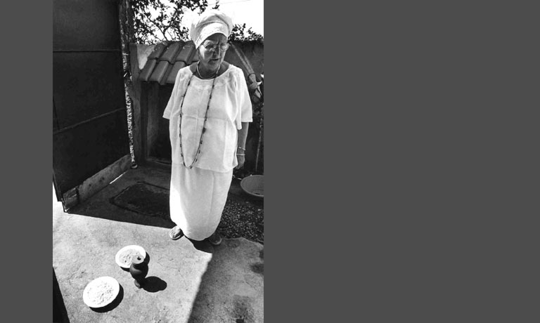 offrande &agrave; un orixa Exu, projet photographique sur le candombl&eacute; au Br&eacute;sil et le quotidien d&acute;une &laquo; m&egrave;re de Saints &raquo;